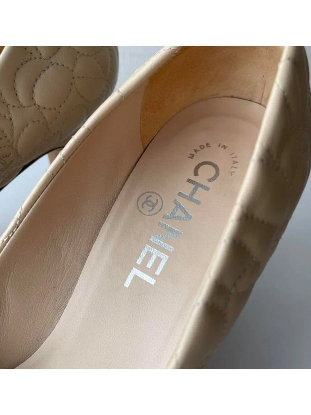 Chanel beige Camellia logo cc quilted leather pump heels sz37 US6.5  narrow